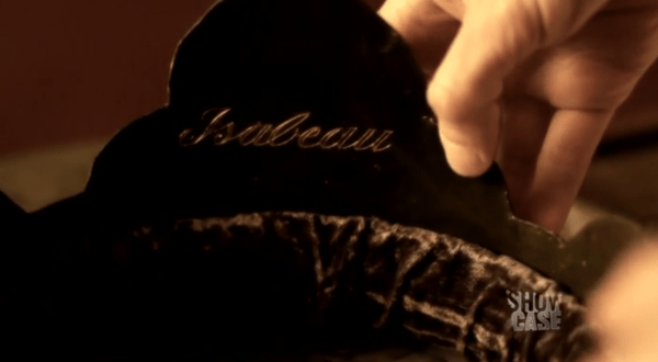 In Bo's memory she sees herself holding a crown with 'Isabeau' - her full name - inscribed on it.