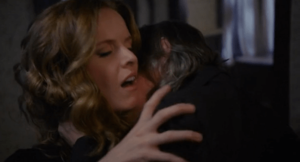 Rumple puts the moves on Zelena to get his dagger back.