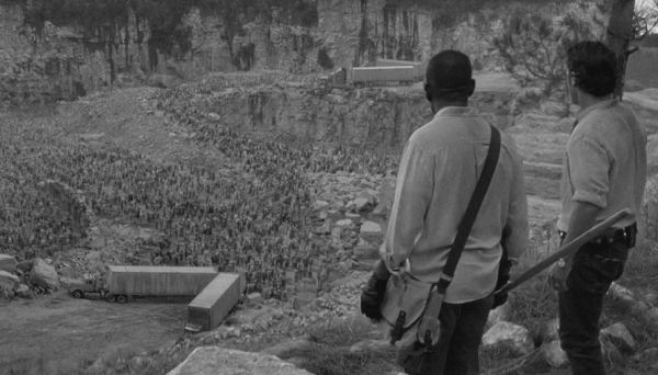 Pit-full-of-zombies-The-Walking-Dead-601